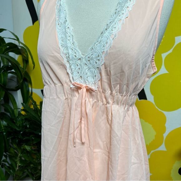 Lovely Vintage 1960s Peach Lace Trim Pin-Up Nylon Slip Nightgown - Picture 7 of 8